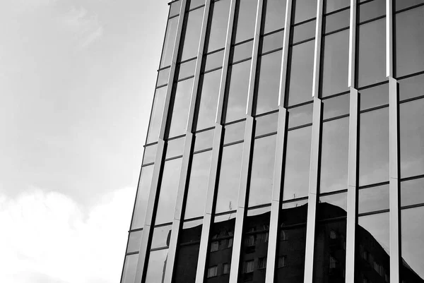 Edifício de escritório moderno.Preto e branco . — Fotografia de Stock