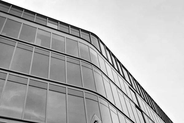 Edificio de oficinas moderno.Blanco y negro . —  Fotos de Stock