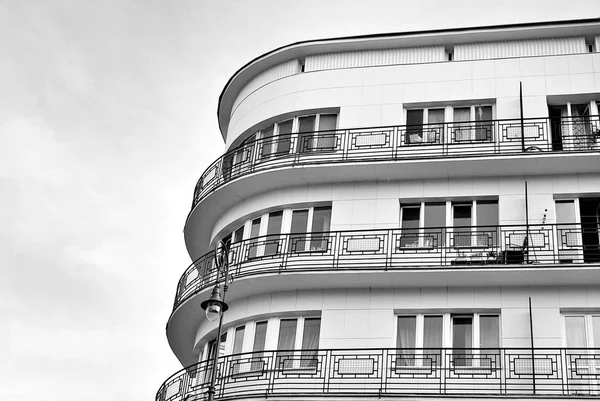 Modernes, luxuriöses Appartementhaus. Schwarz-weiß. — Stockfoto