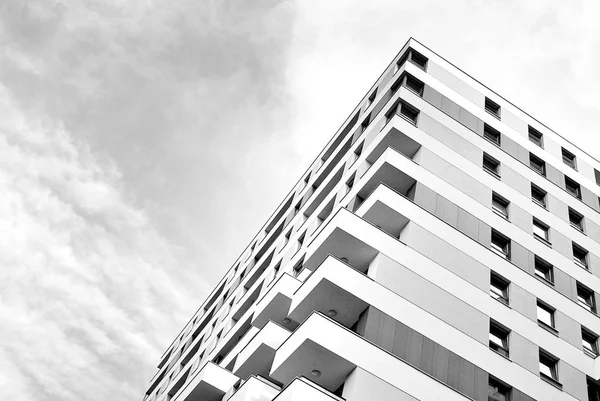 Moderno, edificio de apartamentos de lujo.Blanco y negro . — Foto de Stock