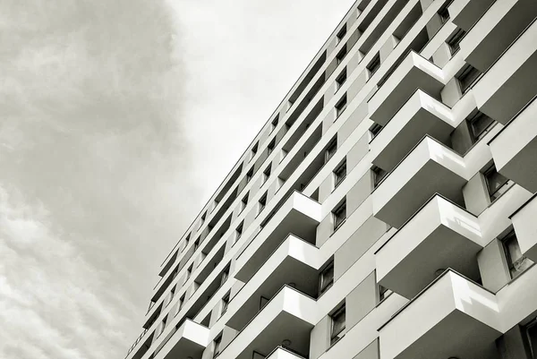 Moderno, edificio de apartamentos de lujo.Blanco y negro . — Foto de Stock