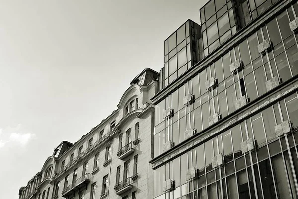 Modernes Bürogebäude. Schwarz-weiß. — Stockfoto