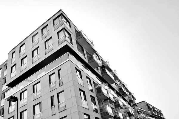 Moderno, edificio de apartamentos de lujo.Blanco y negro . —  Fotos de Stock