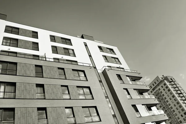 Moderno, edificio de apartamentos de lujo.Blanco y negro . —  Fotos de Stock
