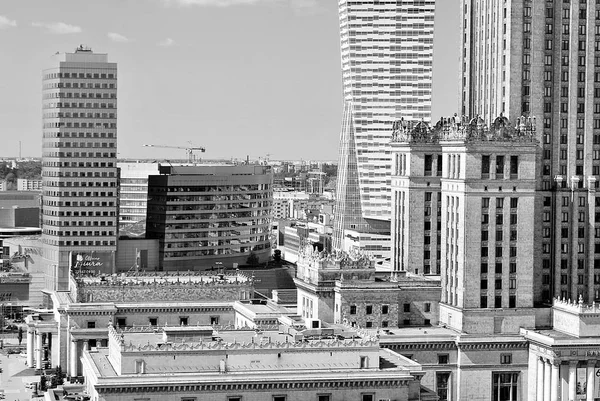 Vista del centro de la ciudad moderna. Blanco y negro . —  Fotos de Stock