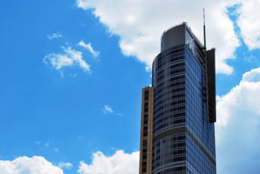 Modern ofis binası. Modern binanın mimari detaylar