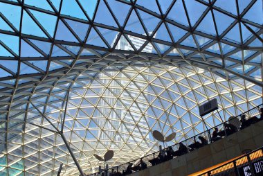 Modern iç mekanları. Alışveriş merkezinde modern yürüyen merdiven 