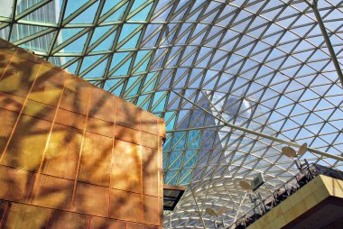 Modern iç mekanları. Alışveriş merkezinde modern yürüyen merdiven 