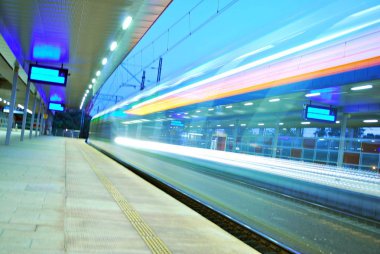 Gece manzarası, uzun pozlama geçen tarafından yolcu treni