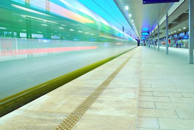 Gece manzarası, uzun pozlama geçen tarafından yolcu treni