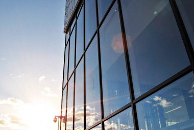 Modern ofis binası. Modern binanın mimari detaylar