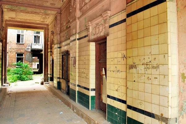 Tarihi bir binada güzel bir ön cephe