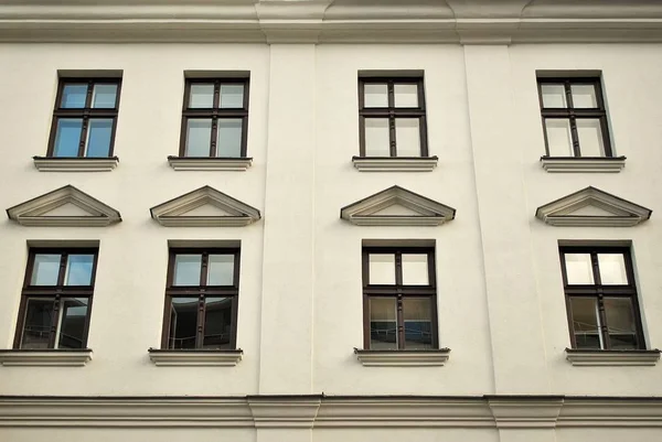 Schöne alte Fassade an historischem Gebäude — Stockfoto