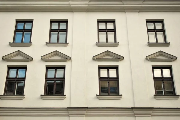 Fachada velha bonita em um edifício histórico — Fotografia de Stock