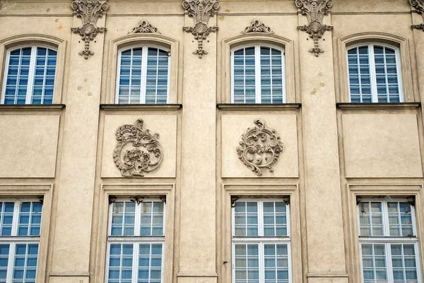 Fachada velha bonita em um edifício histórico — Fotografia de Stock