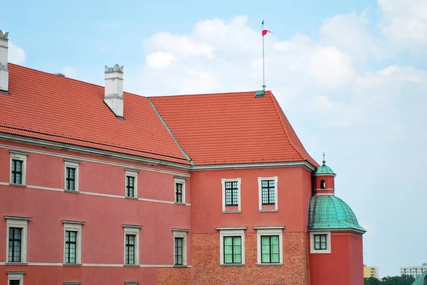Casas antigas típicas no centro da Cidade Velha de Varsóvia — Fotografia de Stock