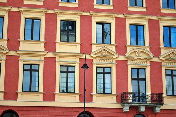 Fachada velha bonita em um edifício histórico — Fotografia de Stock