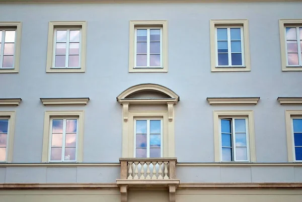 Schöne alte Fassade an historischem Gebäude — Stockfoto