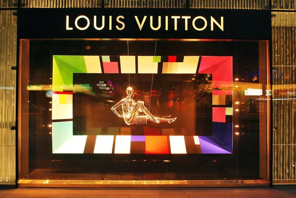 Magazinul Louis Vuitton. Genți de mână pentru femei , — Fotografie, imagine de stoc