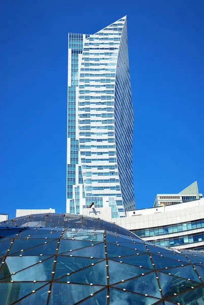 Modern ofis binası. Modern binanın mimari detaylar