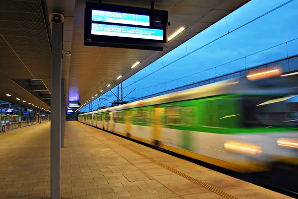 Paesaggio notturno, lunga esposizione di un treno passeggeri in transito — Foto Stock