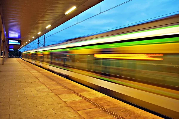 Paysage nocturne, longue exposition d'un train de voyageurs de passage — Photo