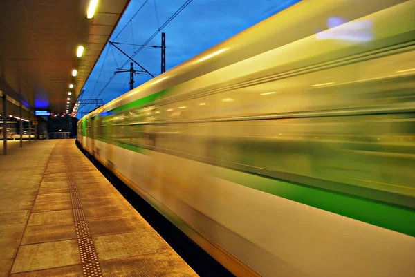 Paisagem nocturna, exposição prolongada de um comboio de passageiros que passa — Fotografia de Stock
