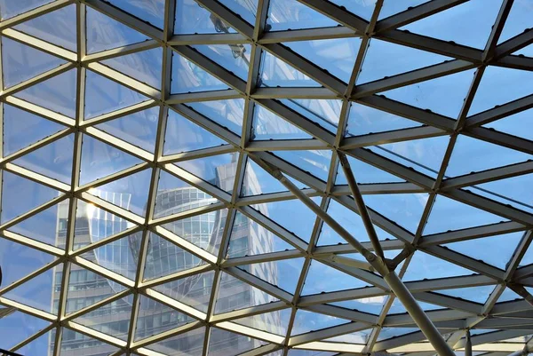 Modernes Interieur. Moderne Rolltreppe im Einkaufszentrum — Stockfoto