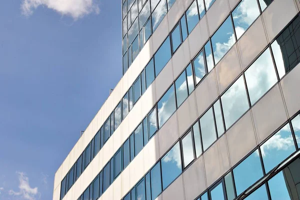 Moderno edificio de oficinas. Detalles arquitectónicos del edificio moderno — Foto de Stock