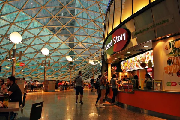 Interior of the Zlote Tarasy shopping centre — Stock Photo, Image