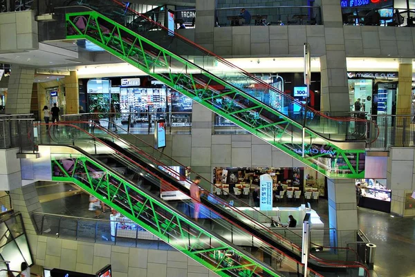 Interior del centro comercial Zlote Tarasy — Foto de Stock