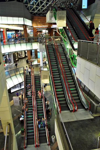 Intérieur du centre commercial Zlote Tarasy — Photo