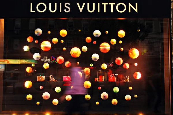 Louis Vuitton store. Handbags for women, — Stock Photo, Image