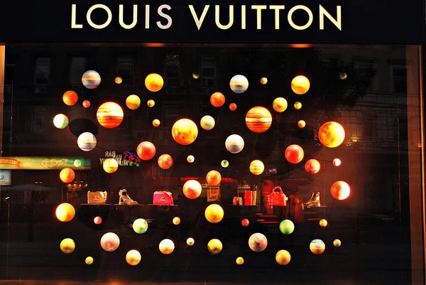 Louis Vuitton store. Handbags for women, — Stock Photo, Image