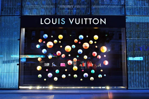 Tienda Louis Vuitton. Bolsos para mujeres , — Foto de Stock