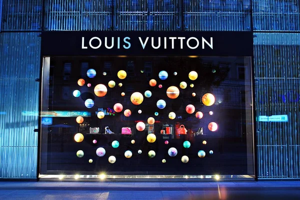 Louis Vuitton mağaza. Kadınlar için çanta,