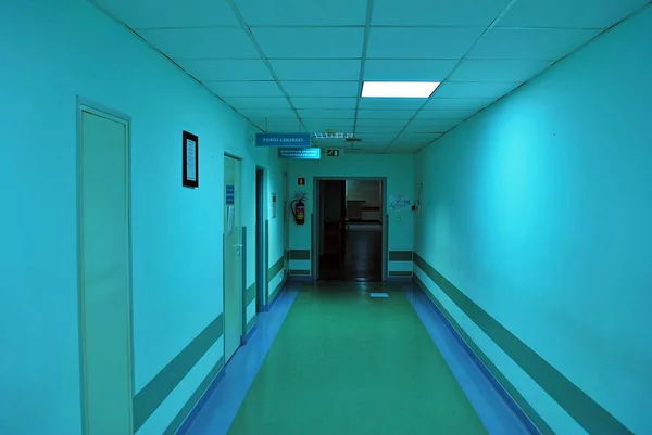 Długi korytarz w szpitalu — Zdjęcie stockowe