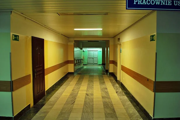Longo corredor no hospital — Fotografia de Stock