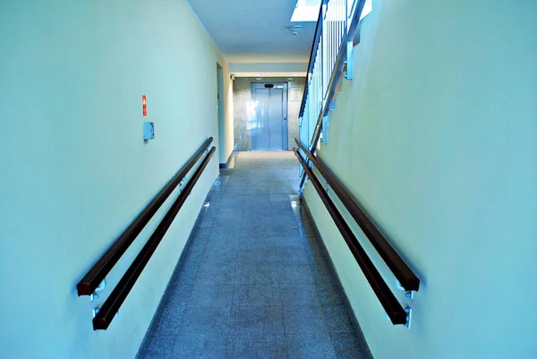 Довгий коридор в лікарні — стокове фото