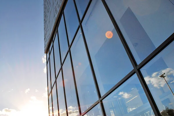 Modern ofis binası. Modern binanın mimari detaylar