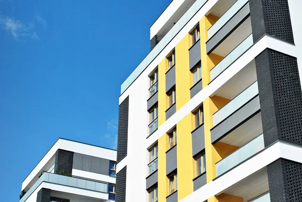  Modern, lüks apartman binası.