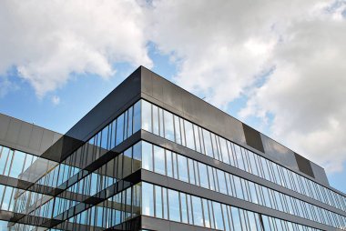 Modern ofis binası. Modern binanın mimari detaylar