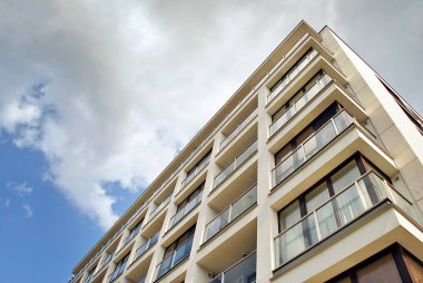 Modern, lüks apartman binası.