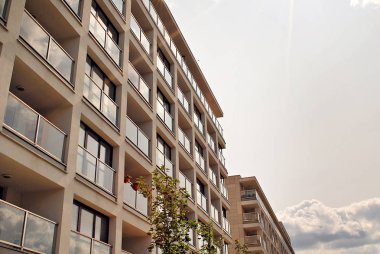 Modern, lüks apartman binası.