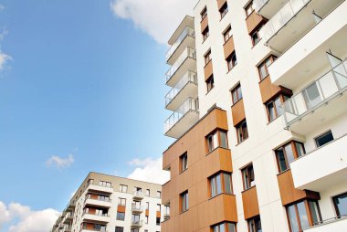 Modern, lüks apartman binası.
