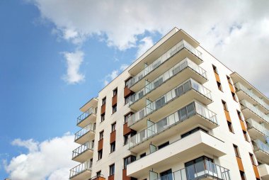 Modern, lüks apartman binası.