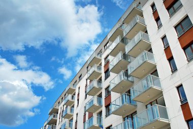 Modern, lüks apartman binası.