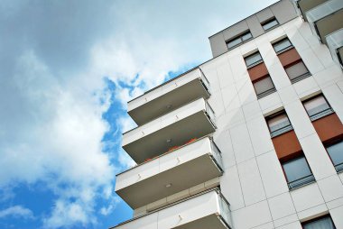 Modern, lüks apartman binası.