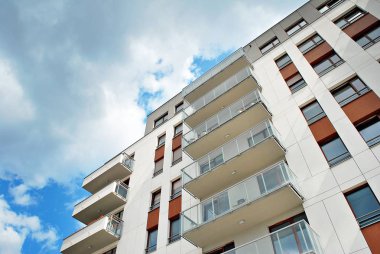 Modern, lüks apartman binası.