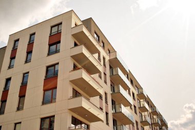 Modern, lüks apartman binası.